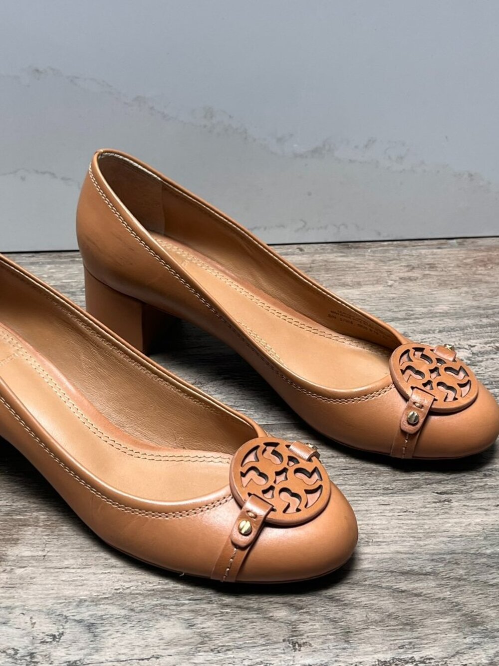 EUC Tory Burch Double T light brown leather Block Heel Size 7M